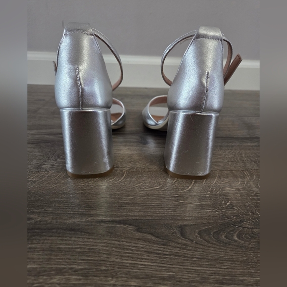 Womens Benvenuti Vera Pelle Silver Block Heels Size 37 NWOT - Picture 4 of 5